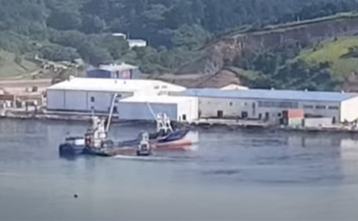 "Без паники": судовладелец опроверг слухи о рыболовном судне, севшем на мель у Шикотана
