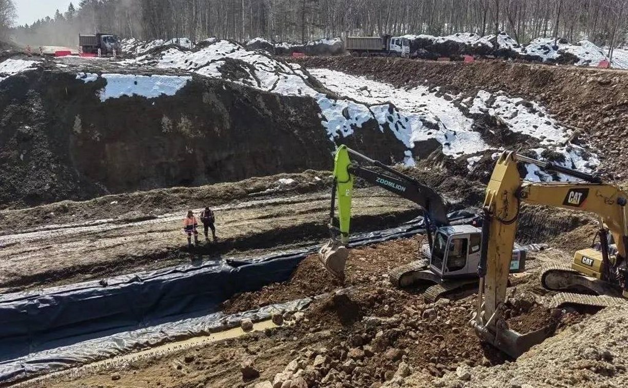 На участке региональной автодороги между селами Айнское и Медвежье усилили работы по содержанию