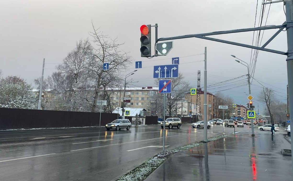 Адаптивный светофор заработал на перекрёстке Ленина-Емельянова в Южно-Сахалинске