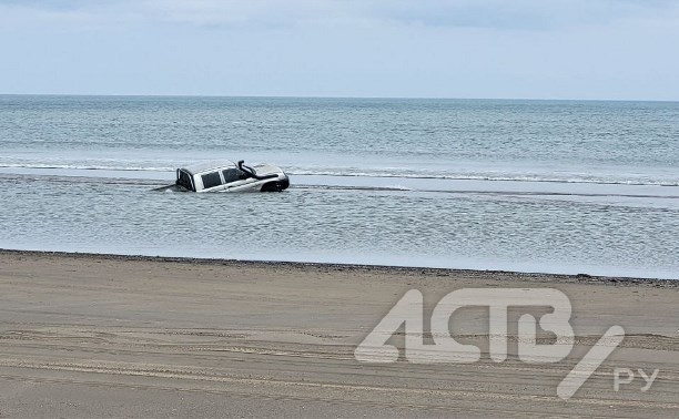 Очевидцы: пьяные отдыхающие заехали на авто в море и чудом вытащили его из воды