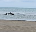 Очевидцы: пьяные отдыхающие заехали на авто в море и чудом вытащили его из воды