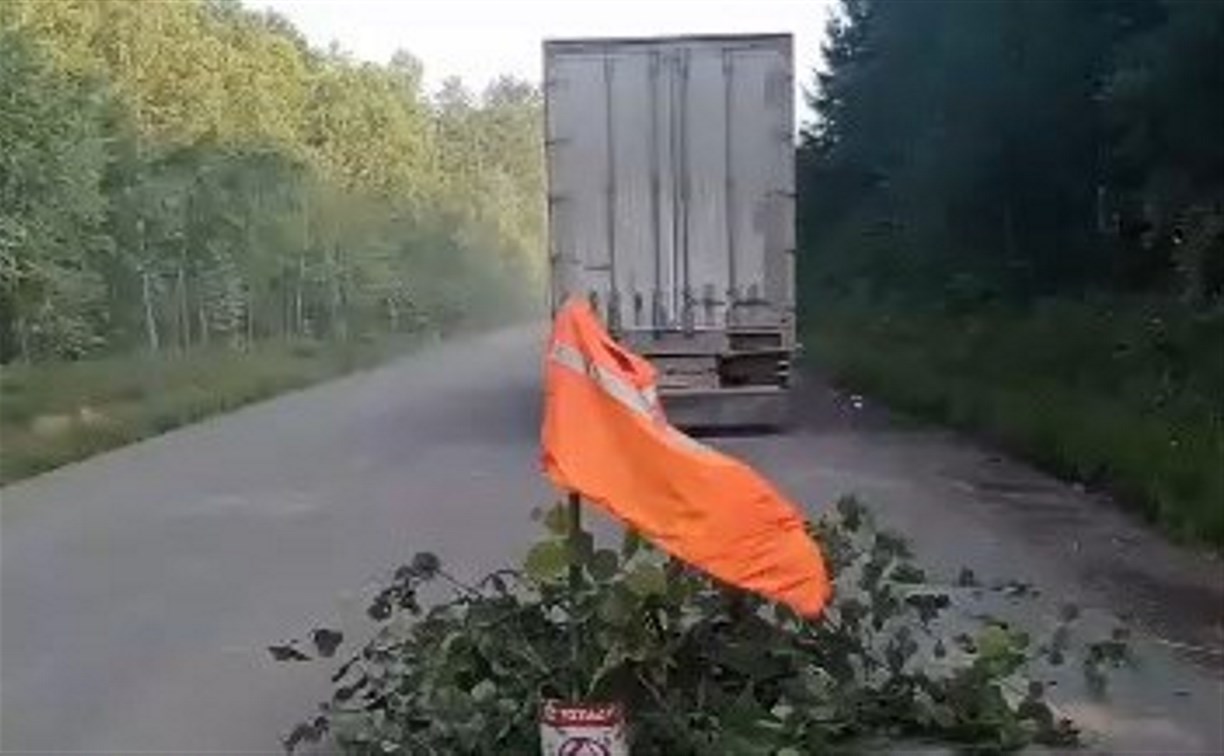 Большегруз сломался и заглох на сахалинской трассе