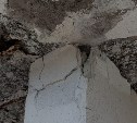 "Дом рассыпается на глазах": жильцы многоэтажки в Корсакове требуют срочного ремонта