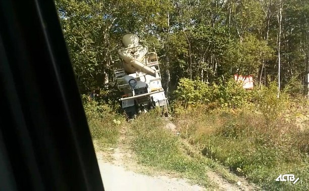 Бетономешалка вылетела с дороги на охотской трассе