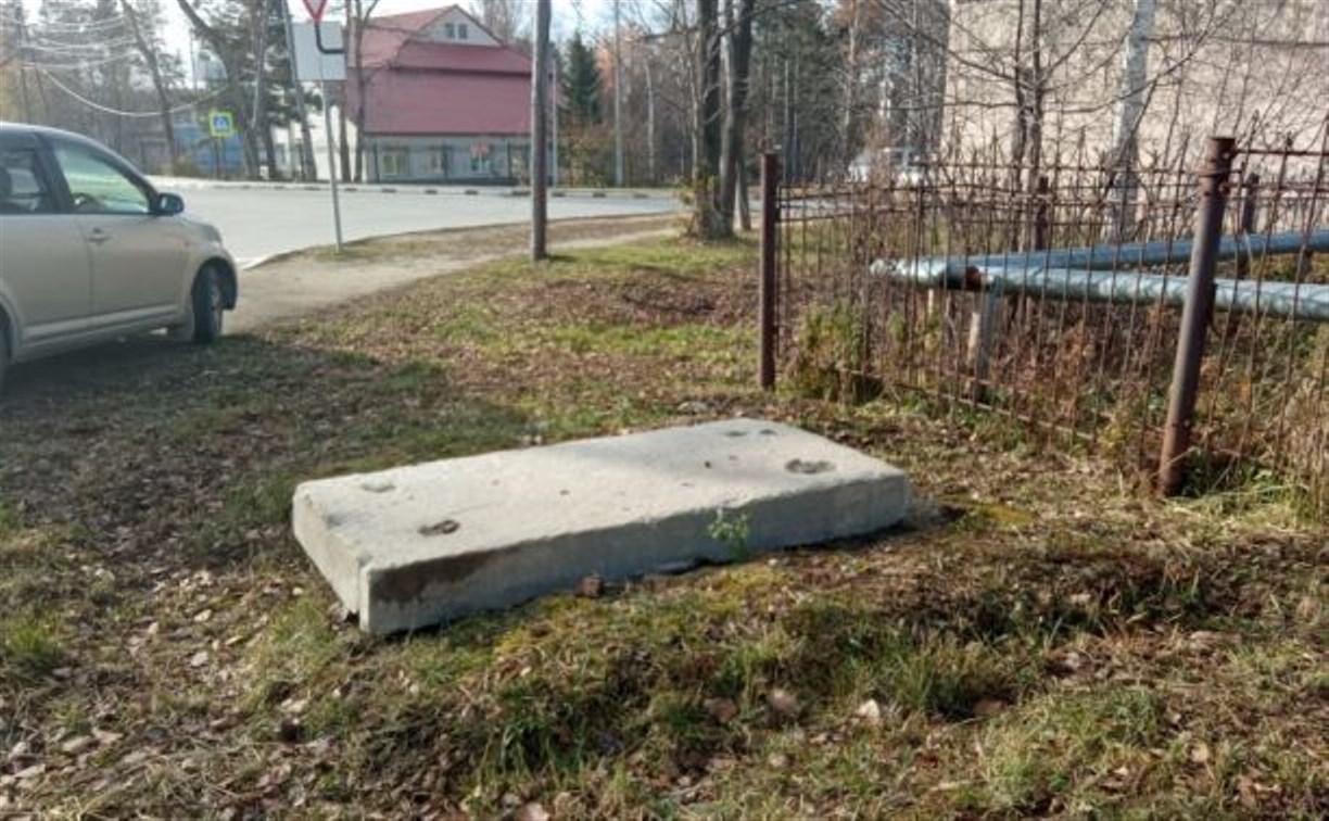 Опасный люк возле школы в Долинске прикрыли тяжёлой бетонной плитой