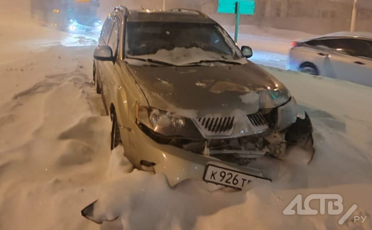 Автохам устроил серьёзное ДТП в Южно-Сахалинске в метель: иномарка залетела на островок безопасности