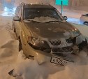 Автохам устроил серьёзное ДТП в Южно-Сахалинске в метель: иномарка залетела на островок безопасности