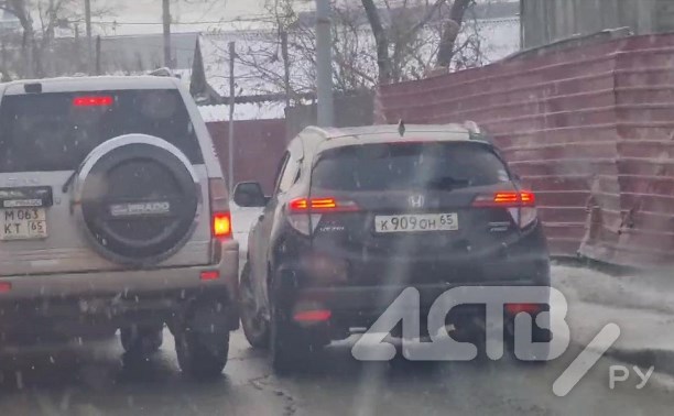 В Южно-Сахалинске автохамы стояли на выделенке и выясняли, кто из них круче
