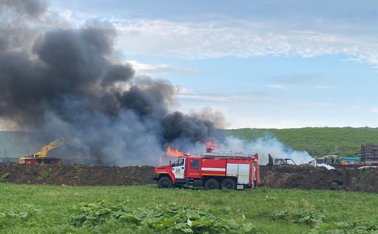 Пять часов тушили пожар на стройке детского сада в Китовом