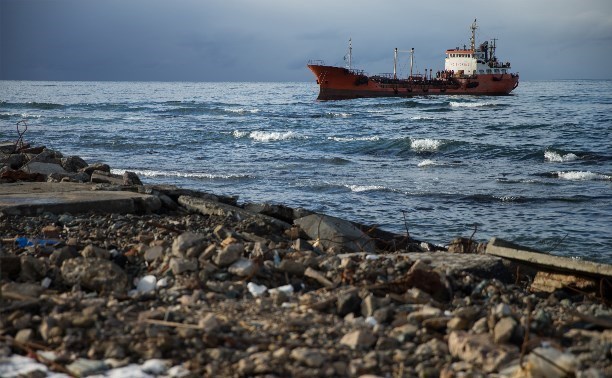 Обследование берега и моря в районе крушения танкера "Надежда" продолжают сахалинские ученые