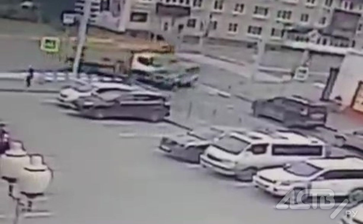 Момент жёсткого столкновения автокрана и джипа у "Луча" в Южно-Сахалинске попал на видео Момент жёсткого столкновения автокрана и джипа у "Луча" в Южно-Сахалинске попал на видео