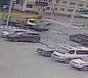 Момент жёсткого столкновения автокрана и джипа у "Луча" в Южно-Сахалинске попал на видео