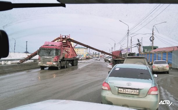 Большегруз порвал теплотрассу в Корсакове