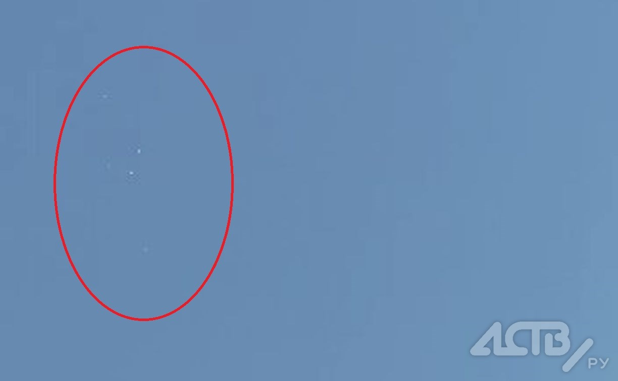 Подозрительные шары в небе сняла на видео сахалинка