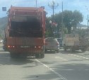 Мусоровоз и легковой автомобиль столкнулись в Южно-Сахалинске