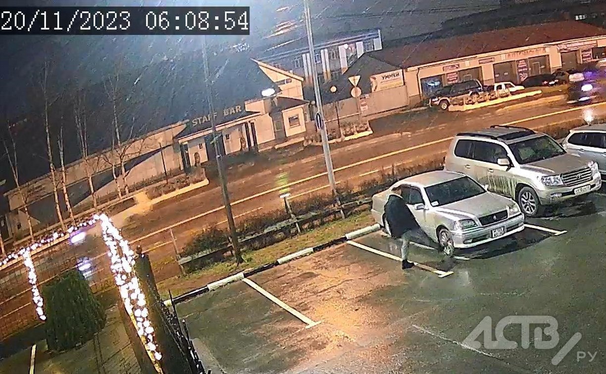 Неадекватный южносахалинец разбил лобовое стекло чужого автомобиля и уснул возле машины
