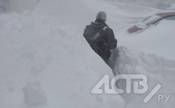 Снегоболотоход с медиками застрял в снежных завалах Южно-Сахалинска на пути к роженице