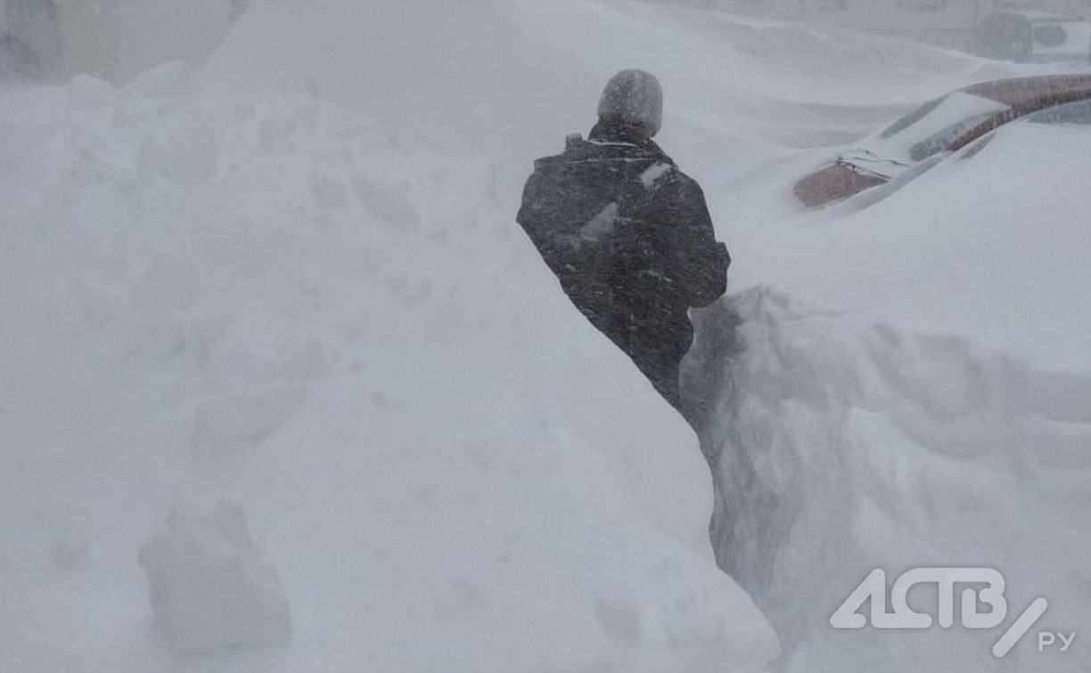 Снегоболотоход с медиками застрял в снежных завалах Южно-Сахалинска на пути к роженице