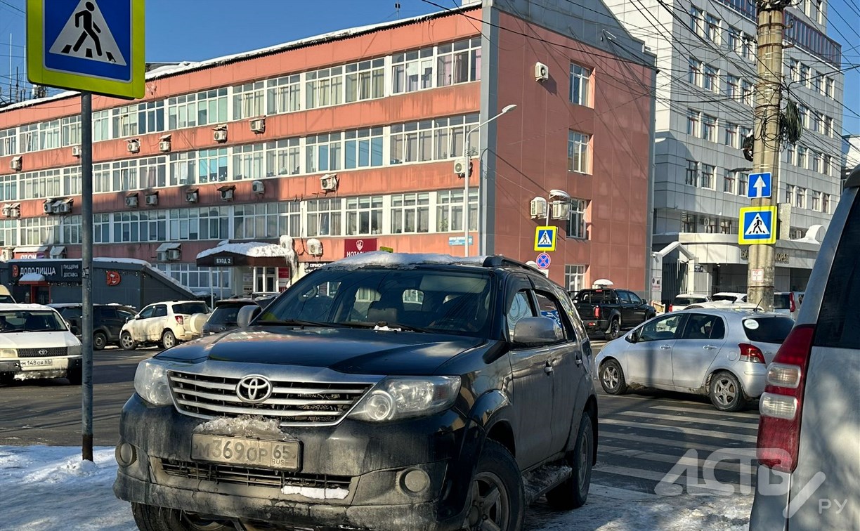 "Такого хамства ещё не видели": автомобилист в Южно-Сахалинске бросил джип на "зебре" и ушёл по делам