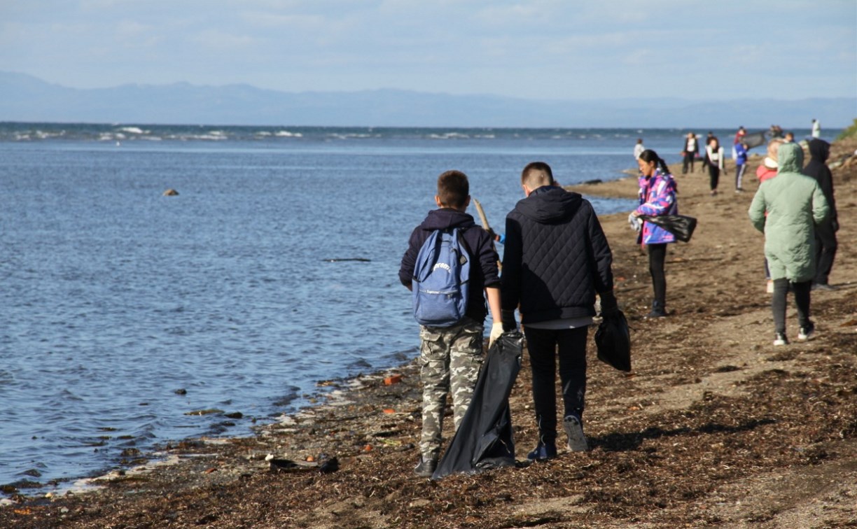 Школьники Корсакова собрали на берегу моря 50 мешков мусора