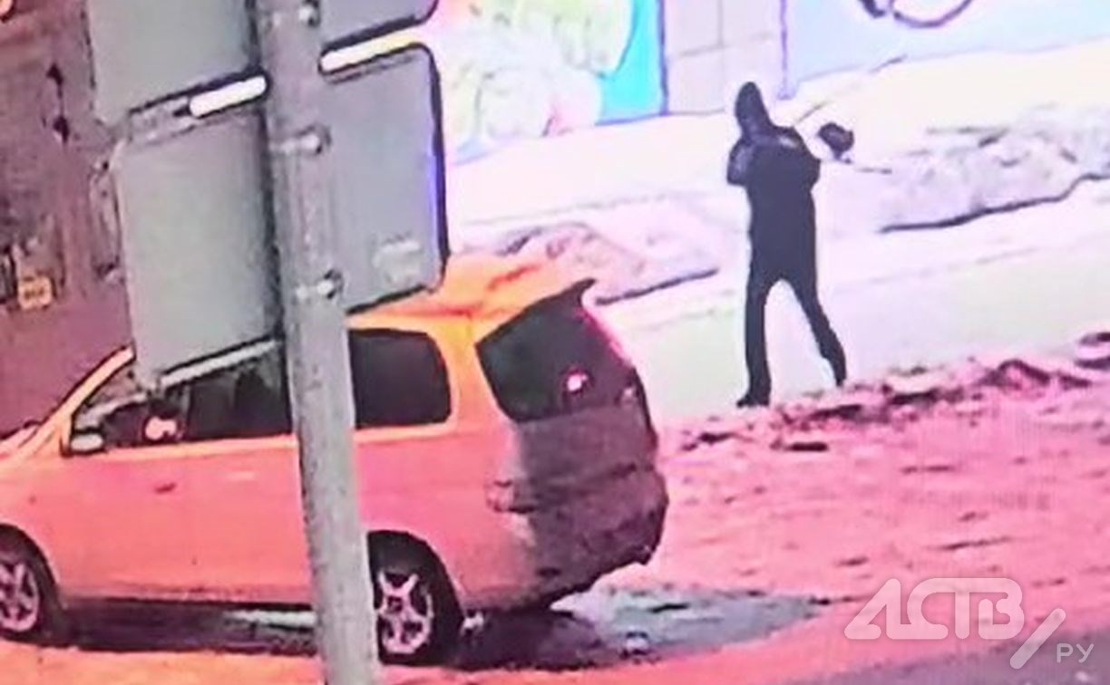 В Южно-Сахалинске мужчина разбил припаркованный автомобиль дорожной треногой