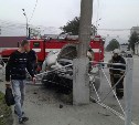 Toyota Platz врезался в дорожное ограждение в Южно-Сахалинске