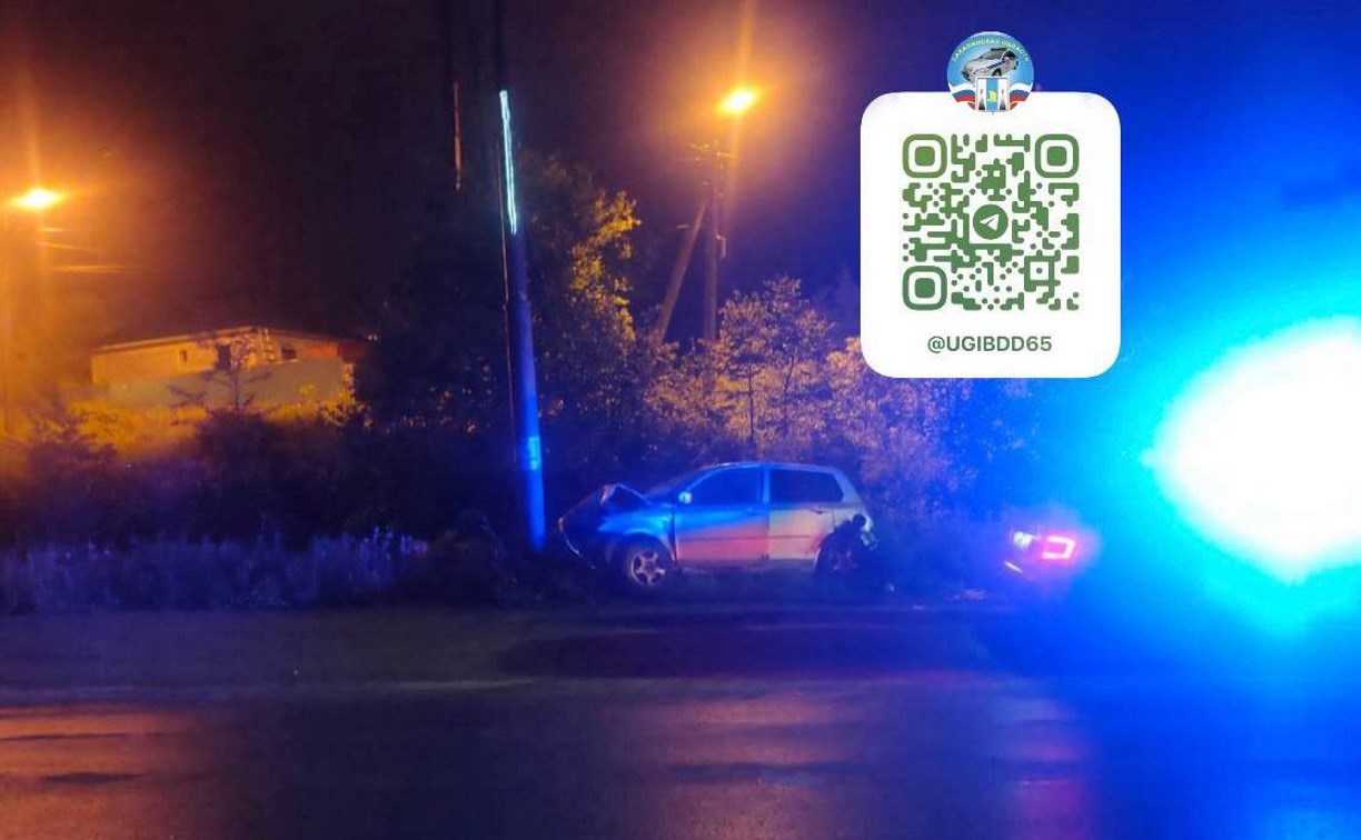В Корсаковском районе ночью автомобиль врезался в столб, водитель был пьян