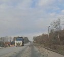 Большегрузы измазали грязью участок охотской трассы