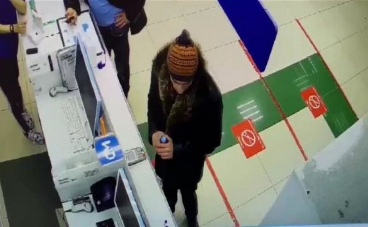 Полицейские ищут сахалинца в вязаной шапке, взявшего из салона телефон за 45 тысяч рублей