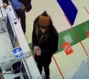 Полицейские ищут сахалинца в вязаной шапке, взявшего из салона телефон за 45 тысяч рублей