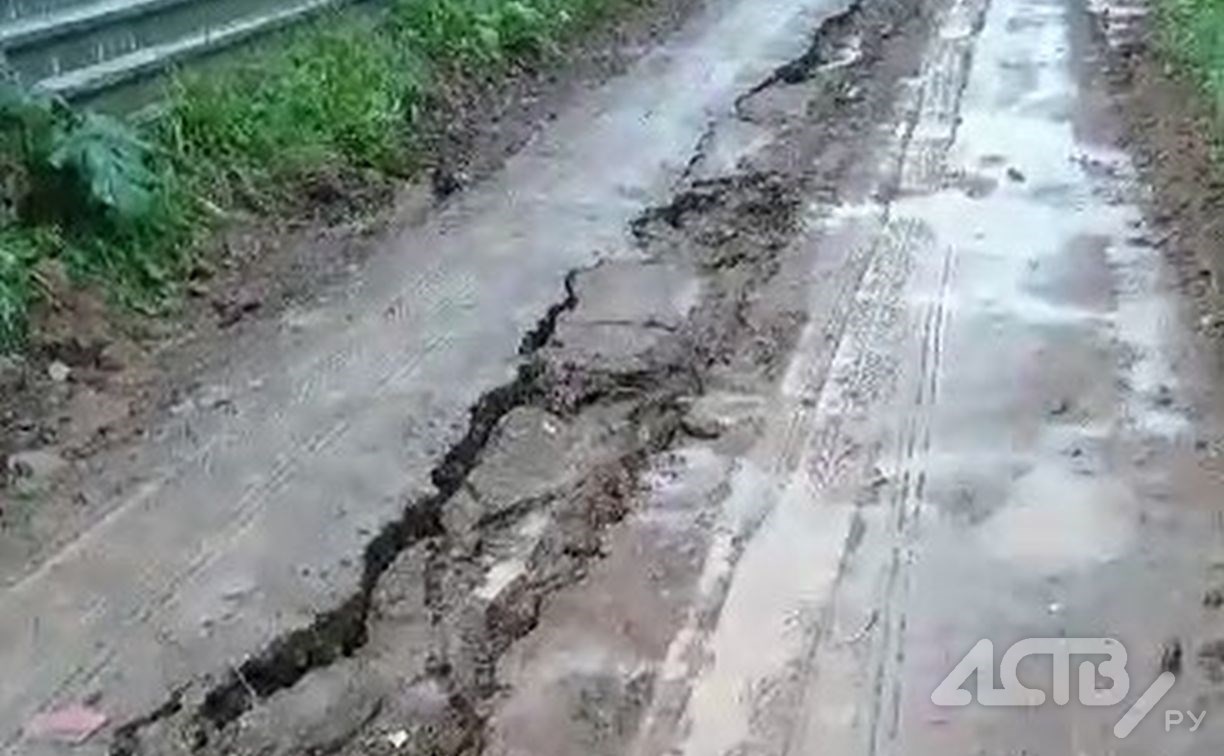 "Сказали, сделают хорошо": дорога провалилась на Сахалине после работы газовиков