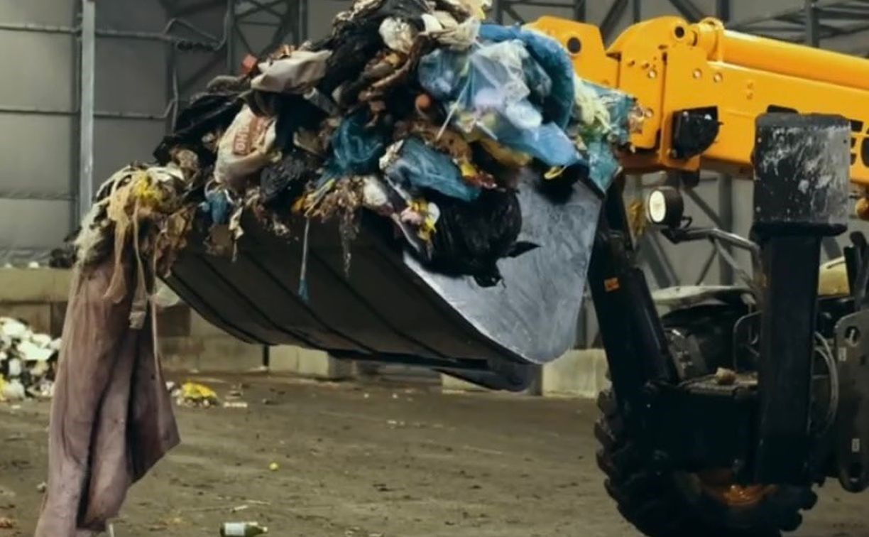Куртки и "портсигары отечественные": что сахалинцы бросают в бак для раздельного мусора
