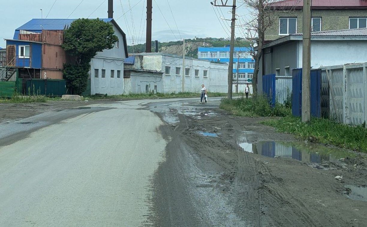 Песок, грязь и выбоины нашла комиссия на дорогах Корсакова - Новости  Сахалинской области - astv.ru