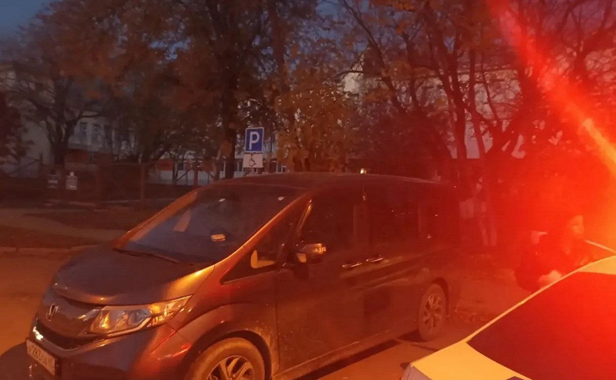 В Южно-Сахалинске ищут свидетелей наезда на припаркованную Honda Step
