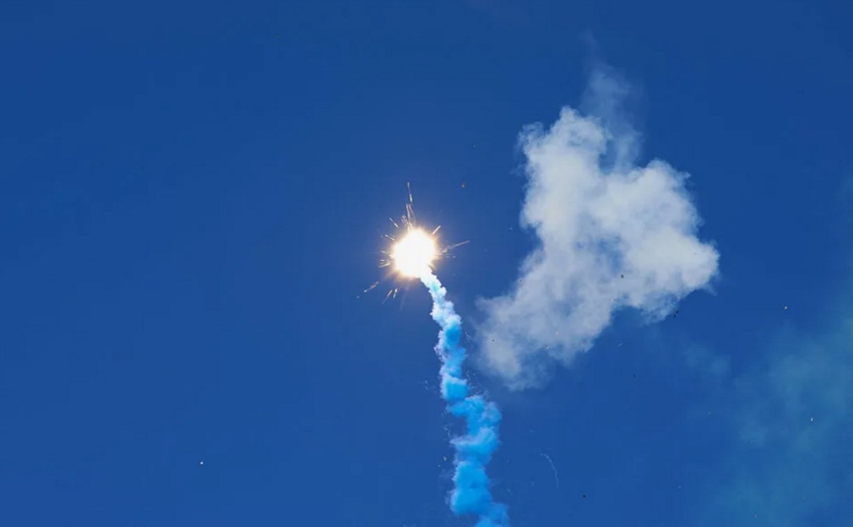 Очевидцы: сигнальная ракета угрожала нефтебазе в Корсакове