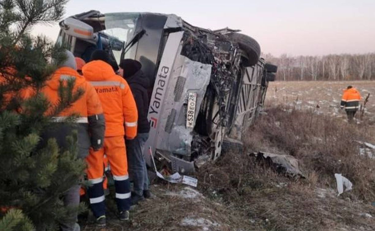 В Амурской области на трассе перевернулся автобус с 48 пассажирами