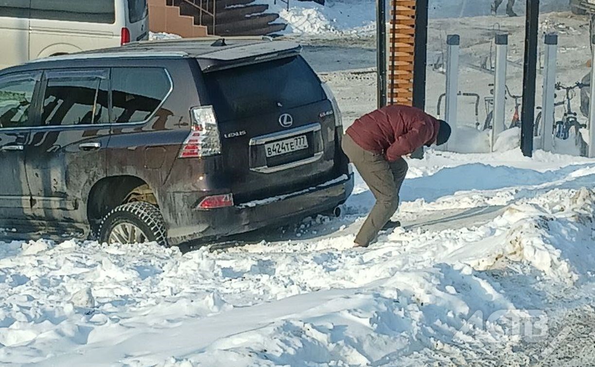 "Доигрался": на детской площадке в Южно-Сахалинске закопался Lexus