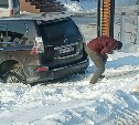 "Доигрался": на детской площадке в Южно-Сахалинске закопался Lexus