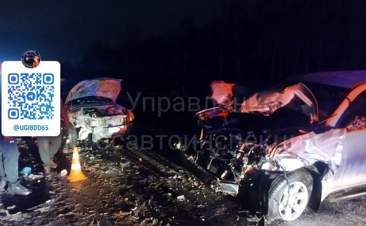 Девушка на "Опе" получила травму, врезавшись в стоящий на дороге автомобиль в Долинском районе 