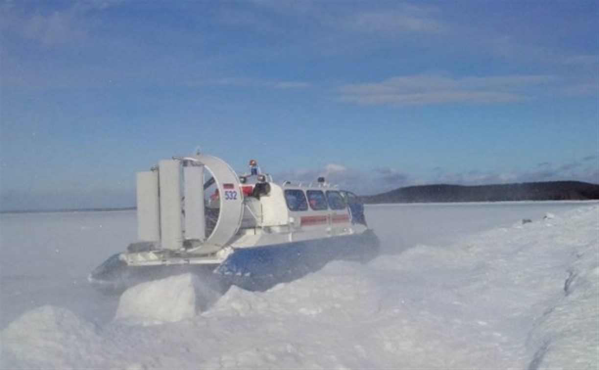 Семь человек, в том числе двое детей, провалились под лёд на снегоходе на юге Сахалина