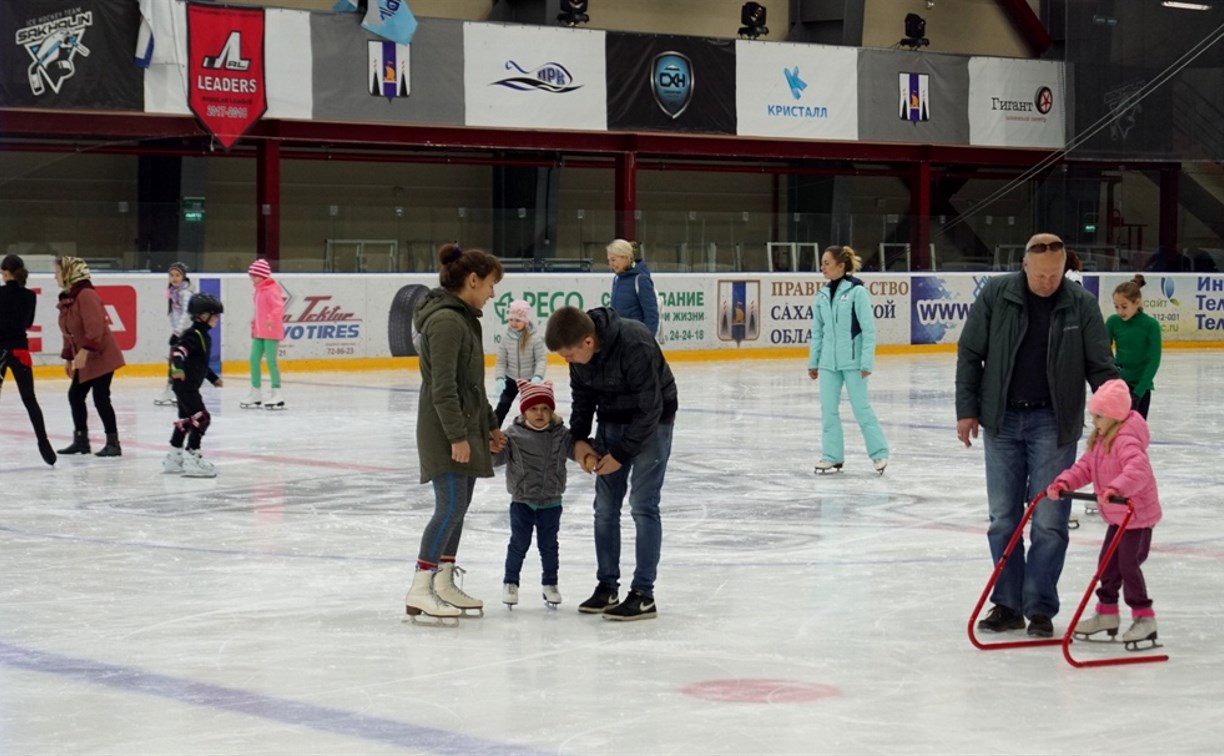 Юные сахалинские фигуристы сделали первые шаги на льду в «Кристалле»