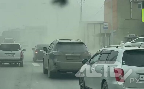 "Как в тумане": уличный пылесос в Южно-Сахалинске не собирал пыль, а выбрасывал