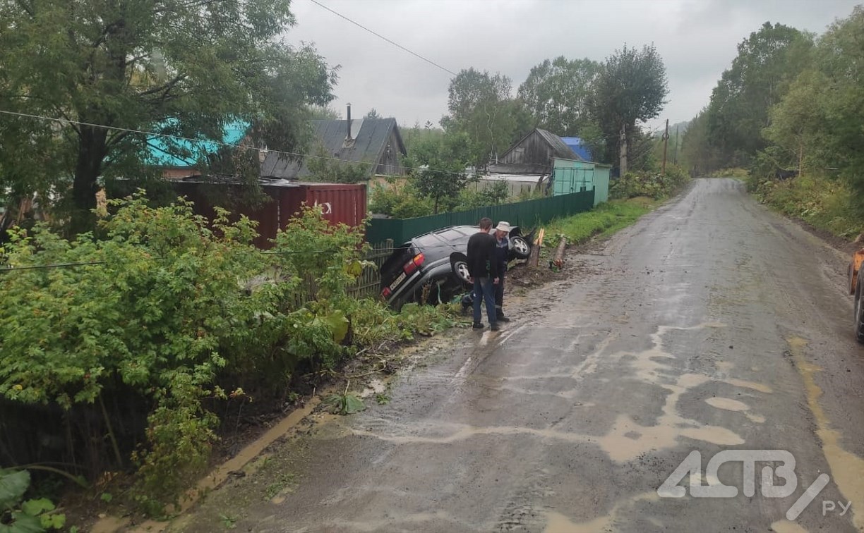 Водитель, сбивший опору ЛЭП в Чистоводном, скрылся с места ДТП, бросив пассажира