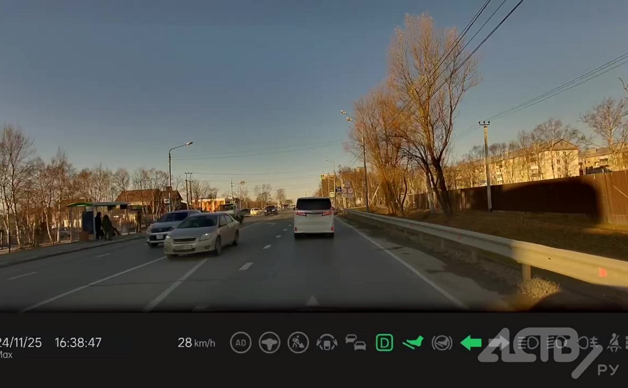 Автохам в Южно-Сахалинске срезал путь по встречной полосе