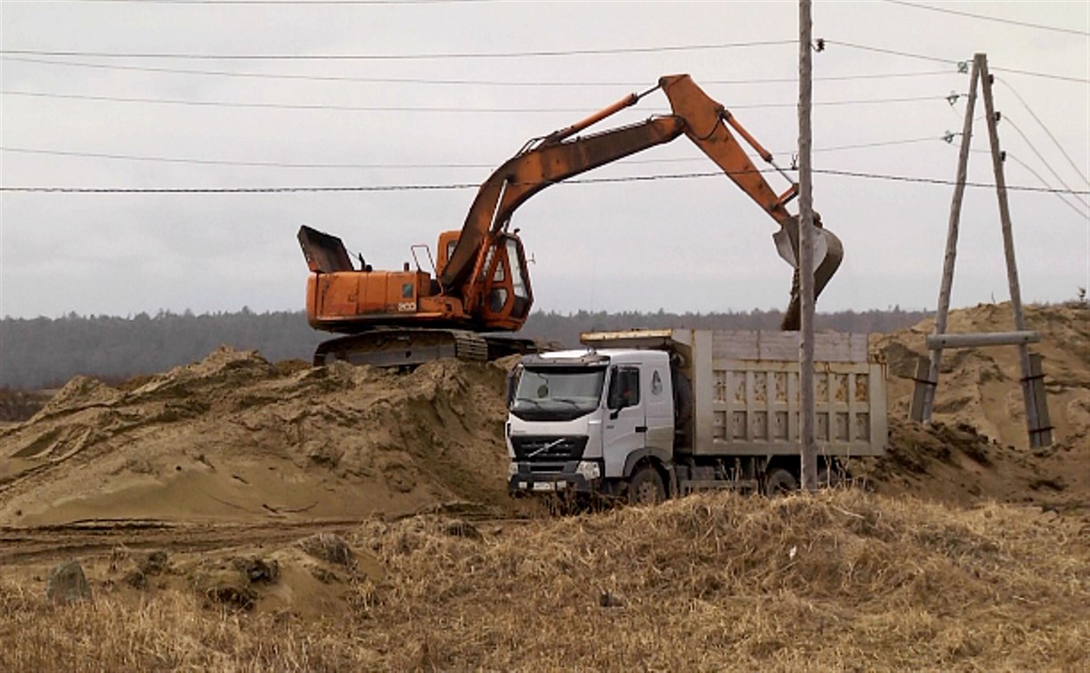 «Дальневосточные гектары» в Охотском превратили в карьеры для добычи песка