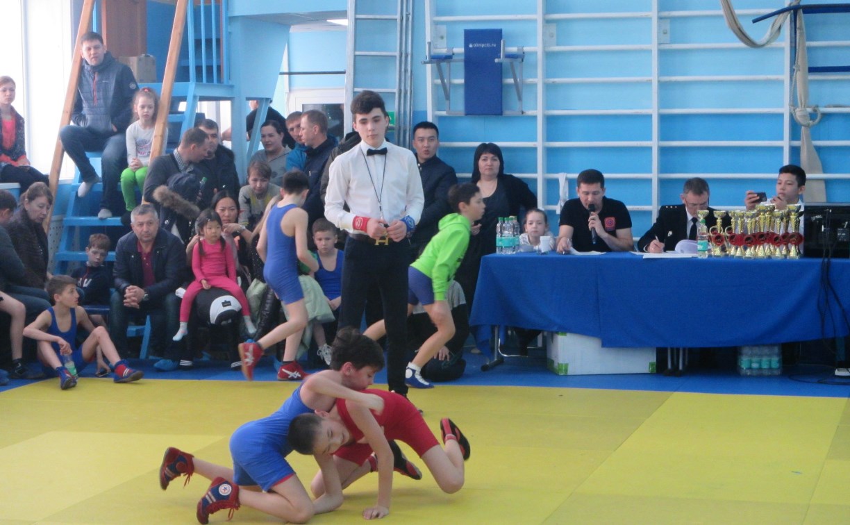 Турнир по вольной борьбе собрал 100 спортсменов в Южно-Сахалинске