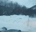 Мэрия и полиция разбираются с сугробами, перекрывшими дорогу на смотровую площадку в Южно-Сахалинске