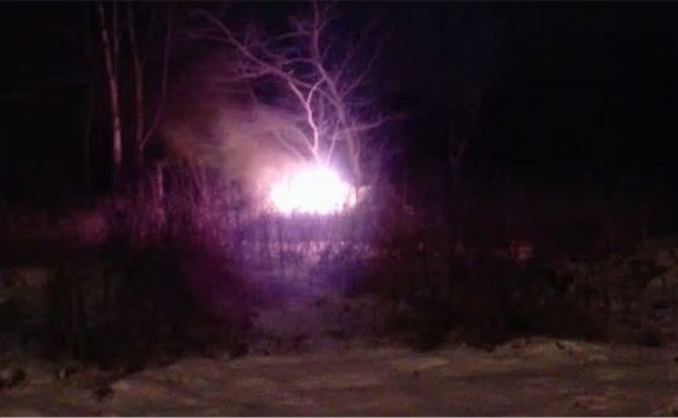 В Южно-Сахалинске сгорел вылетевший с дороги внедорожник