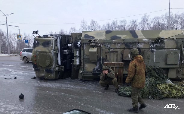 Военный КамАЗ перевернулся на выезде из Южно-Сахалинска
