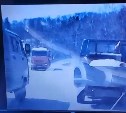 Опасный обгон: на сахалинской трассе УАЗ выскочил на встречку перед большегрузом